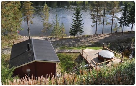 Bastu och badtunna vid älvstranden