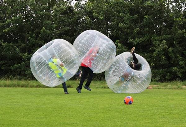 Bumperball-match på gräset