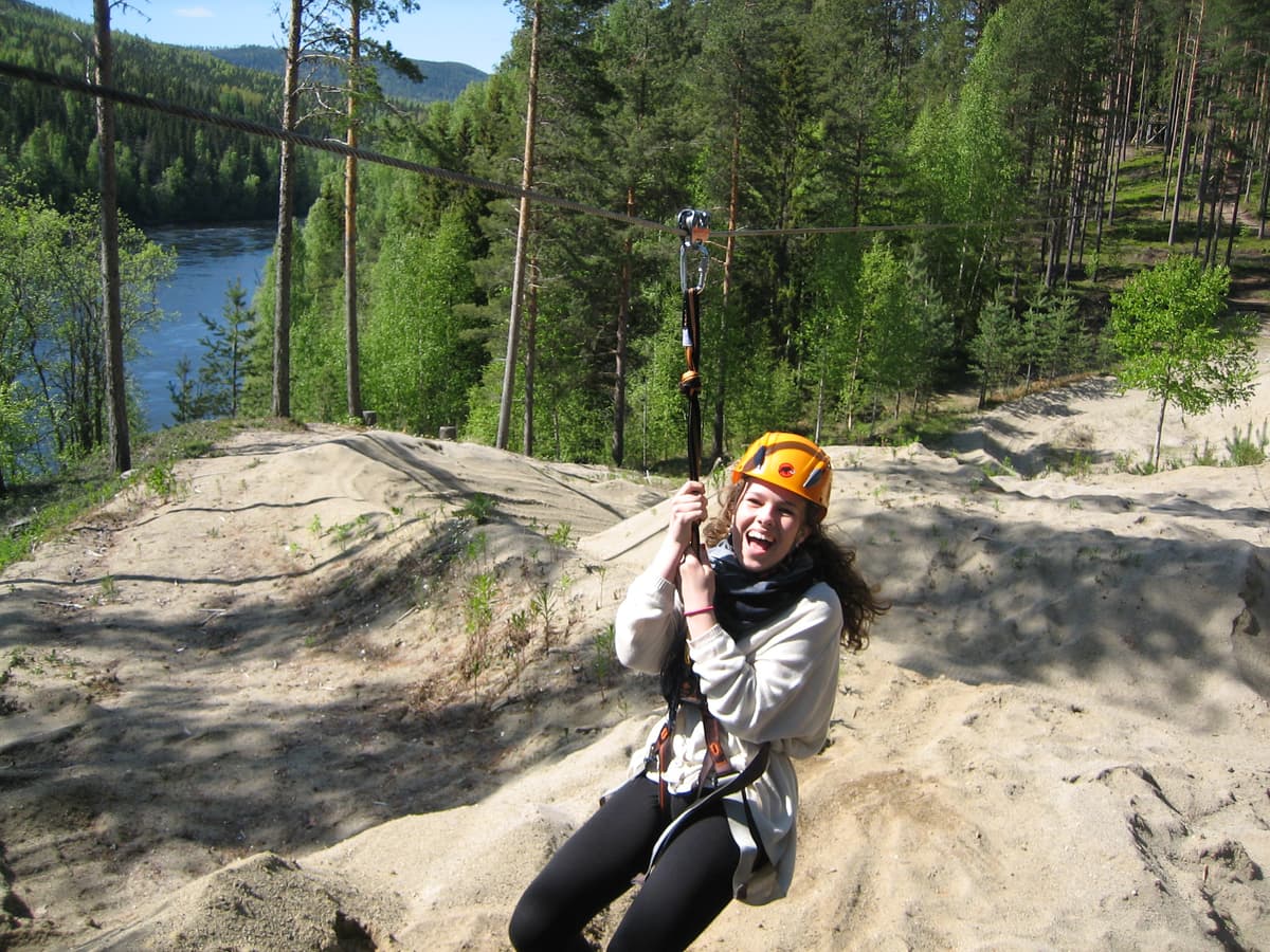 Ziplinebanan genom skogen