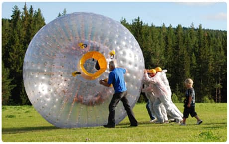 Zorbing — rulla nedför backen i en genomskinlig bubbla